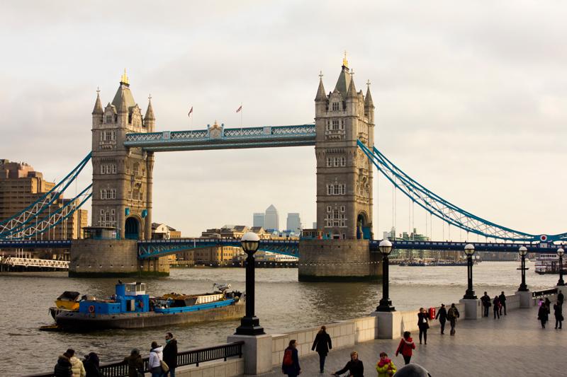 Students+walk+toward+London+Bridge+before+they+held+to+the+London+Tower.+%0APhoto+by+Roe+Borunda+%2F+The+Collegian