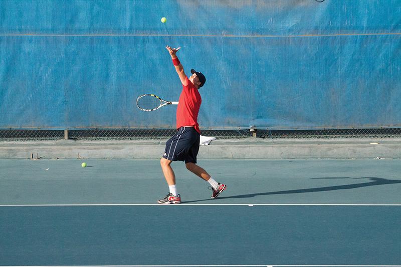 Sophomore+Reid+deLaubenfels%2C+No.+1+on+the+ladder%2C+serves+the+ball+during+his+singles+match+against+San+Diego+State.+Khlarissa+Agee+%2F+The+Collegian