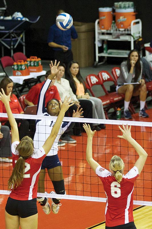Fresno State outside hitter Zana Bowens reaches to spike the ball across the court during the Bulldogs’ matchup against the New Mexico Lobos. Fresno State is looking to win its next match at Wyoming. Photo by Khlarissa Agee/The Collegian