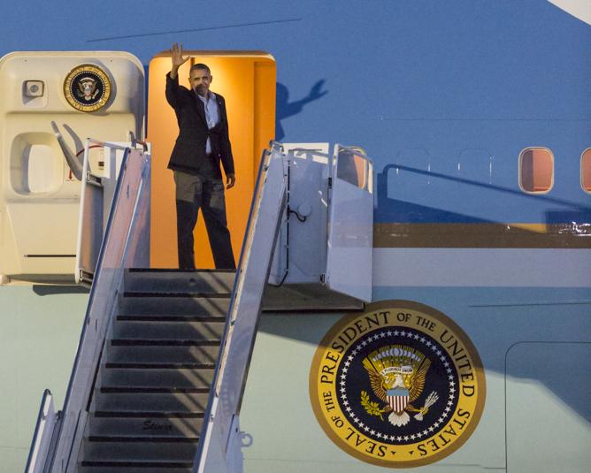 President Barack Obama waves as he leaves Fresno Friday night.  Collegian /  Katie Eleneke