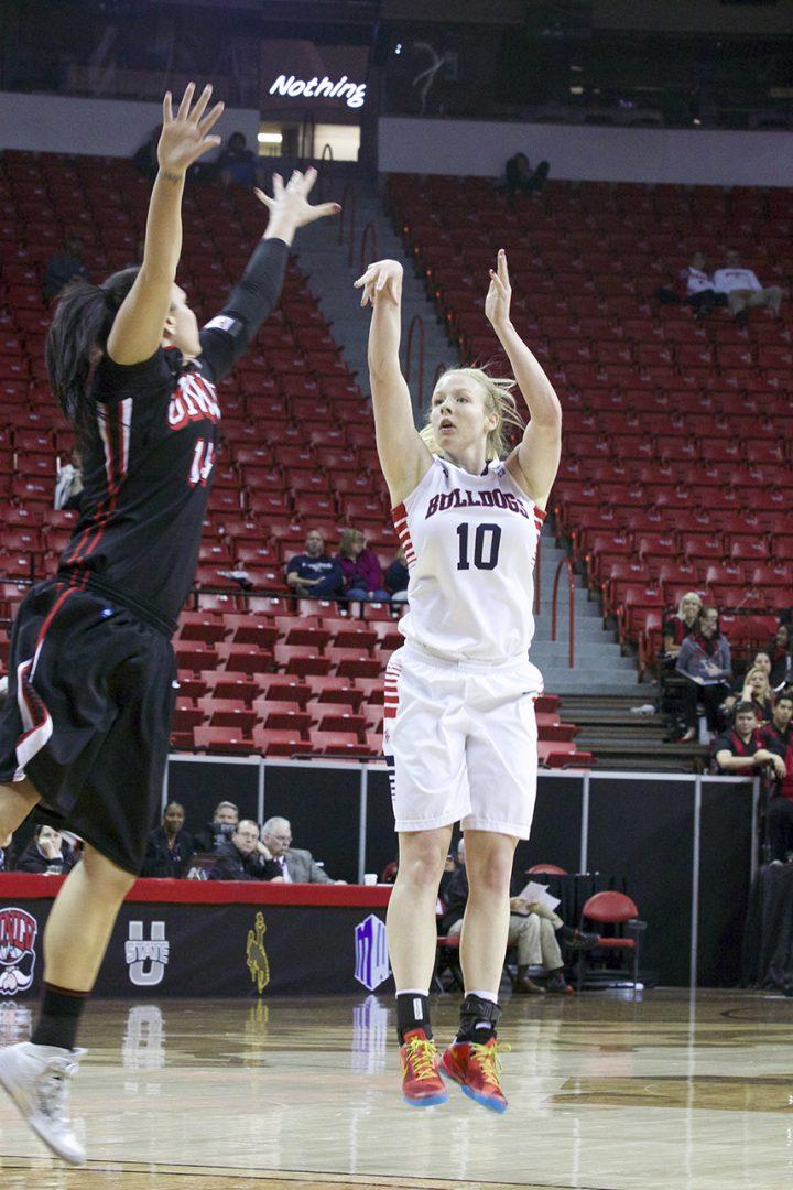 Fresno+State+forward+Alex+Sheedy+goes+for+a+jumpshot+in+the+Bulldogs+80-65+victory+over+the+UNLV+Rebels.+Sheedy+was+one+of+five+Bulldogs+in+double+figures.+Photo+by+Khlarissa+Agee%2FThe+Collegian