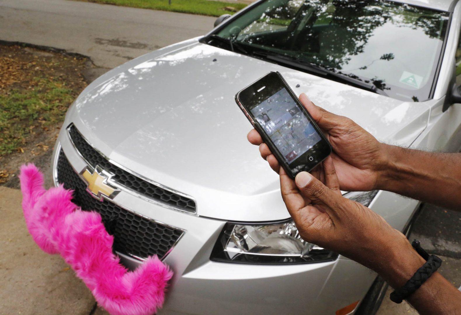 The+Lyft+app+allows+users+to+request+a+ride+in+Miami+on+June+4%2C+2014.+Regulators+across+the+U.S.+and+in+Europe+are+struggling+with+how+to+control+the+digital-dispatch+services+that+have+upended+the+transportation+business.+%28Jose+A.+Iglesias%2FMiami+Herald%2FMCT%29