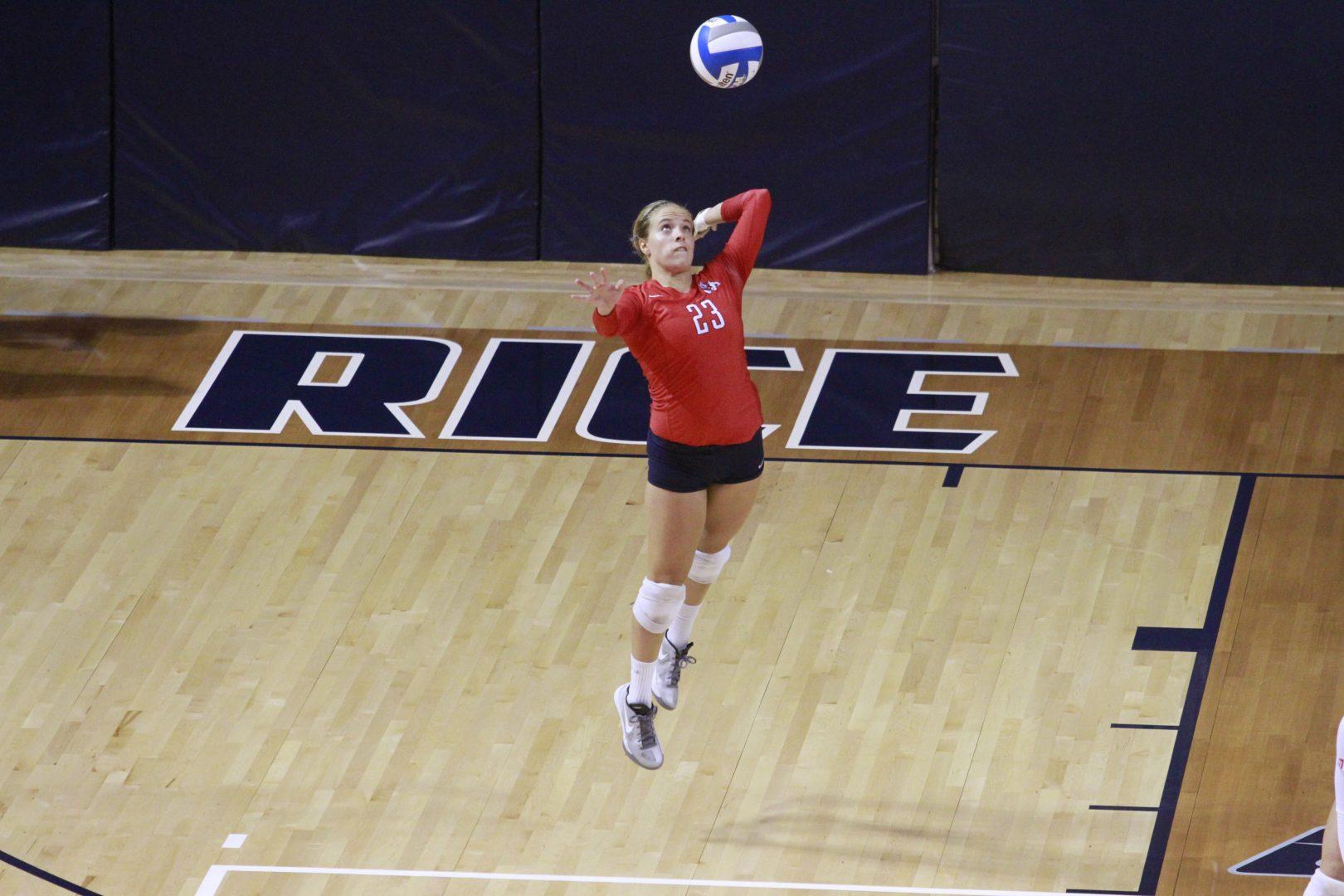Fresno State sophomore libero Maggie Eppright fields the ball during the Bulldogs’ appearance at the Adidas Rice Invitational last August. Photo by Geoff Thurner/Fresno State Athletics
