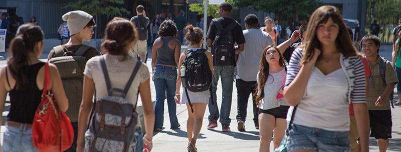 Students+walk+through+the+Free+Speech+Area+in+front+of+The+Bucket+Grill+%26+Pub+in+between+classes+on+Aug.+21%2C+2014.+%28Darlene+Wendels%2FThe+Collegian%29