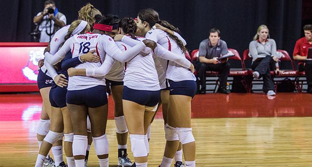The+Fresno+State+women%E2%80%99s+volleyball+team+huddles+up+before+returning+to+their+game+against+Cal+Poly+on+Tuesday+in+the+Save+Mart+Center.+%28Khone+Saysamongdy%2FThe+Collegian%29