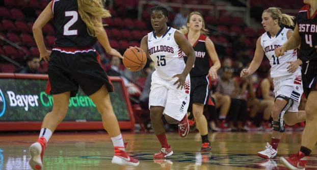 Fresno+State+senior+guard+Shauqunna+Collins+dribbles+the+ball+up+the+court+during+Friday%E2%80%99s+65-53+victory+over+the+Pioneers+at+Save+Mart+Center.+%28Darlene+Wendels%2FThe+Collegian%29%0A