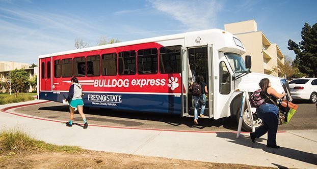 Students getting off the Bulldog Express. This new service has been able to let students utilize Fresno State’s shuttle service to get around campus in a more convenient way. (Ricky Gutierrez/The Collegian) 