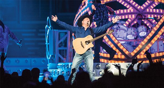Garth+Brooks+performs+at+the+Save+Mart+Center+on+Sept.+23%2C+2016.+The+crowd+cheered+as+Brooks+let+his+voice+be+heard+throughout+the+arena.+The+country+artist+performed+for+three+days+in+Fresno+for+his+World+Tour+event+with+Trisha+Yearwood.++%28Khone+Saysamongdy%2FThe+Collegian%29