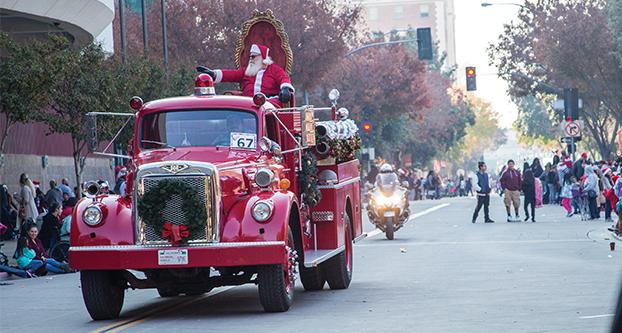 Santa+Claus+makes+an+appearance+at+the+87th+Annual+Downtown+Fresno+Christmas+Parade+on+Dec.+3%2C+2016+%28Khone+Saysamongdy%2FThe+Collegian%29.++