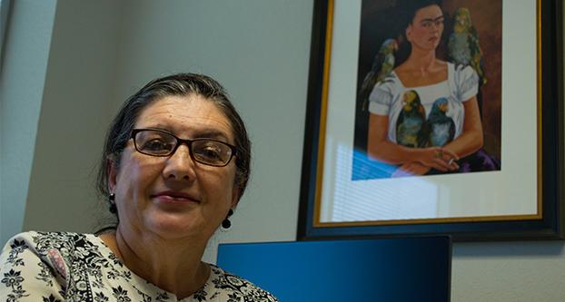 Profesora Elsa Castillo sentada en su oficina en el Peters Business Building el 29 de agosto de 2017. (Benjamin Cruz/ The Collegian)