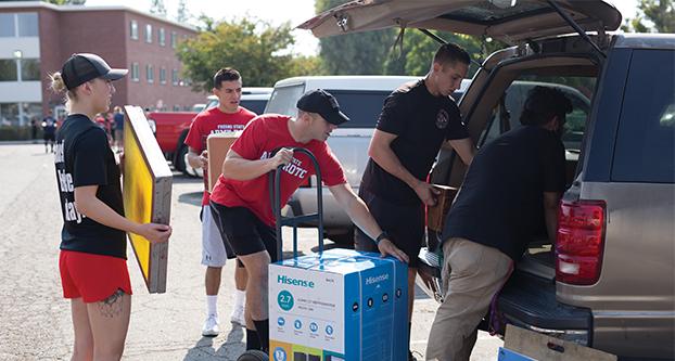 Fresno State’s Army ROTC Students volunteer to help the new residents at the University Courtyard move in on move-in day at Fresno State on Aug. 18, 2017 (Daniel Avalos/ The Collegian)