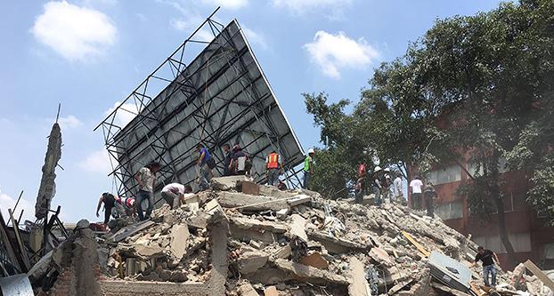 A powerful 7.1 earthquake struck Mexico City on Tuesday, Sept. 19, 2017, collapsing buildings and sending thousands fleeing into streets exactly 32 years on the anniversary of the 1985 devestating earthquake. (Prensa Internacional/Zuma Press/TNS)