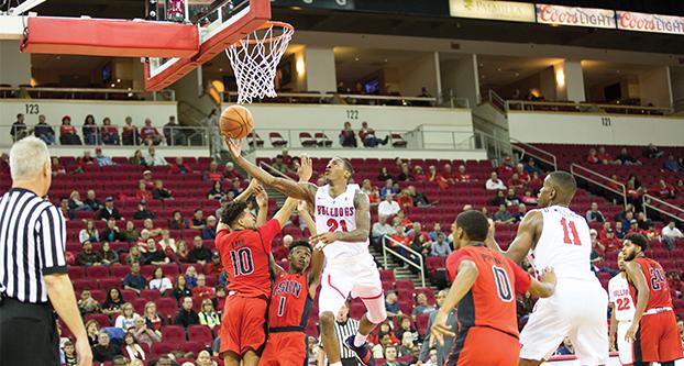 Fresno State guard Deshon Taylor drives to the basket against California State University, Northridge on Nov. 13, 2017 at the Save Mart Center. The Bulldogs won 89-73. (Daniel Avalos/The Collegian) 