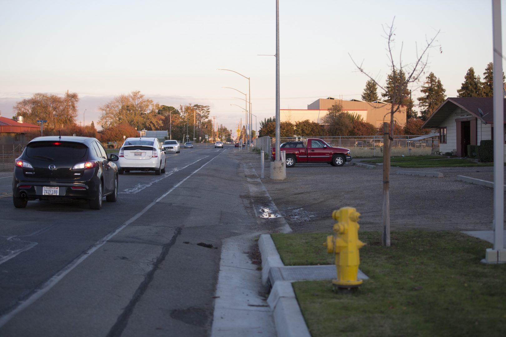 The bike path on Barstow Avenue between Cedar and Chestnut avenues on Nov. 27, 2017. Parts of the bike path are worn out or erased and at some points the path is nonexistent. (Daniel Avalos/The Collegian)