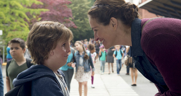 Jacob+Tremblay+as+Auggie+and+Julia+Roberts+as+Isabel+in+%E2%80%98Wonder.%E2%80%99+%28Lionsgate%29