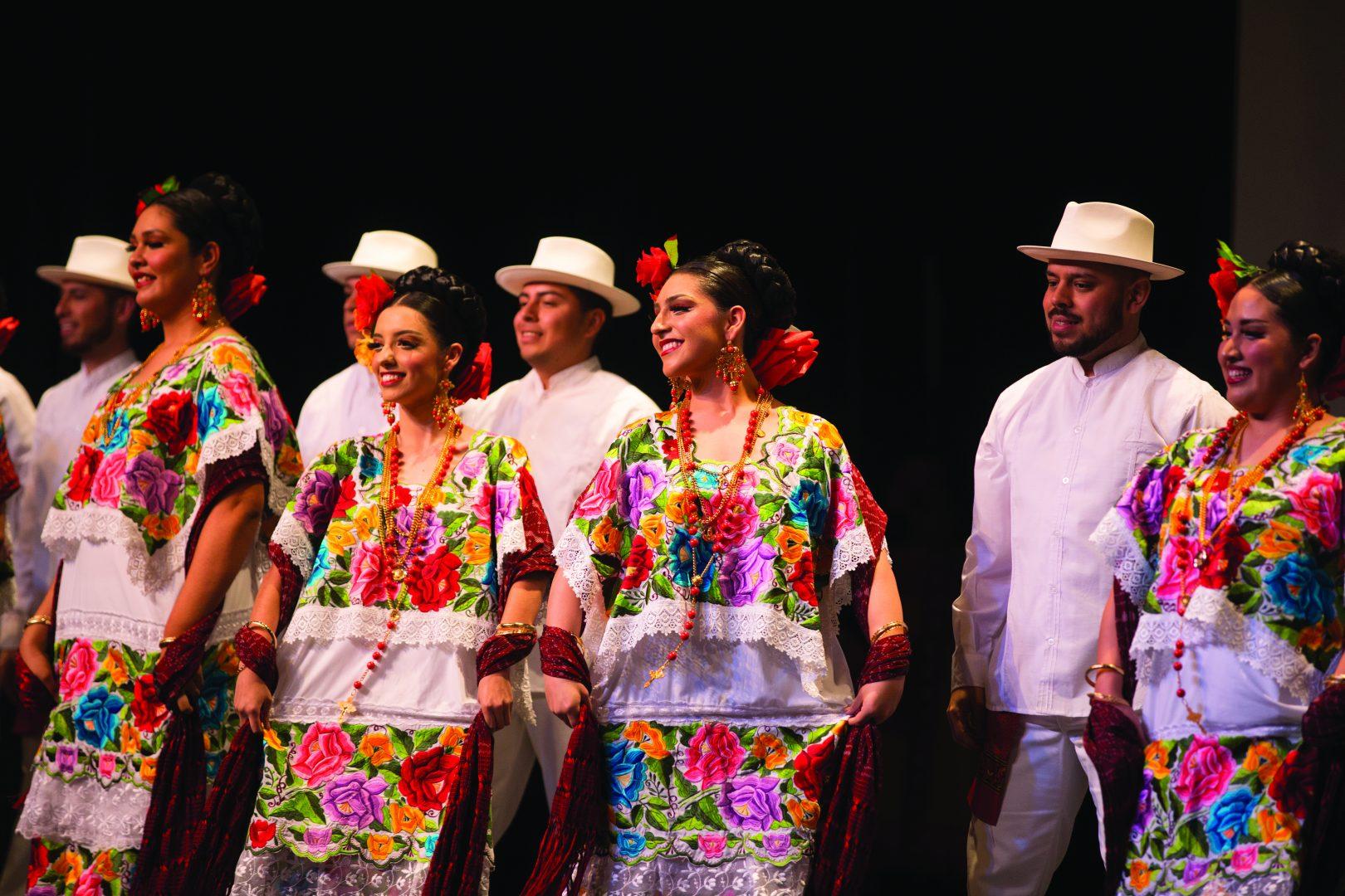 Danzantes bailan en el escenario del Satellite Student Union durante el 30 anual “Christmas in Mexico Folklorico Show” el 2 de diciembre de 2017. (Benjamin Cruz/The Collegian)