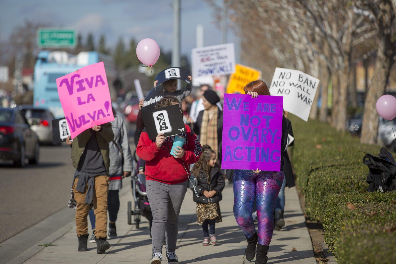Participants of the second annual Fresno Women’s March walk down Blackstone Avenue near Riverpark on Saturday Jan. 20, 2017 (Benjamin Cruz/The Collegian)