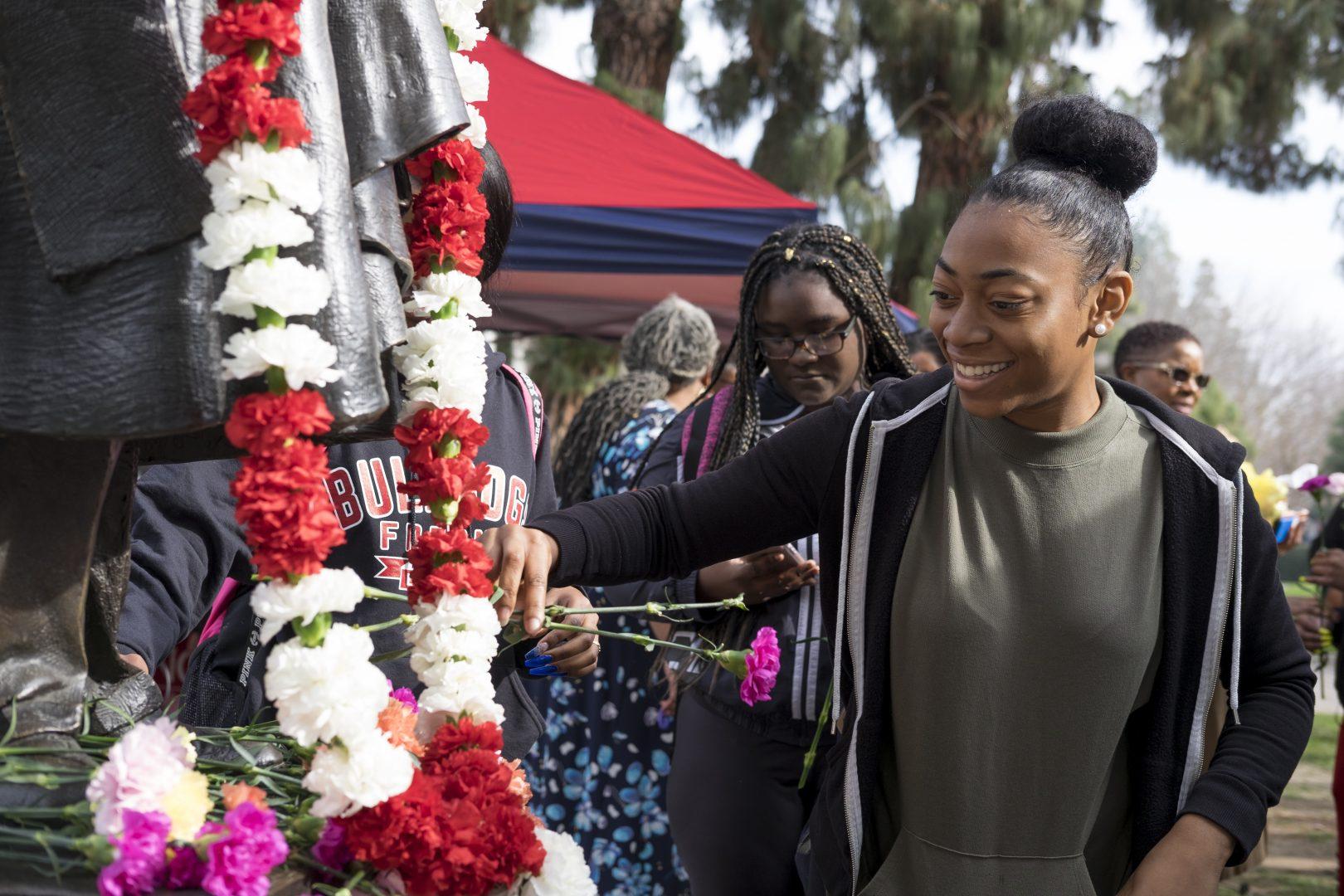 Fresno+State+junior+and+President+of+the+Black+Students+United%2C+Diamond+Morehead+leaves+a+rose+at+the+foot+of+the+statue+of+the+Rev.+Martin+Luther+King+Jr.+during+an+MLK+Commemoration+at+the+Peace+Garden+on+Thursday%2C+Jan.+18%2C+2018.+%28Ramuel+Reyes%2FThe+Collegian%29