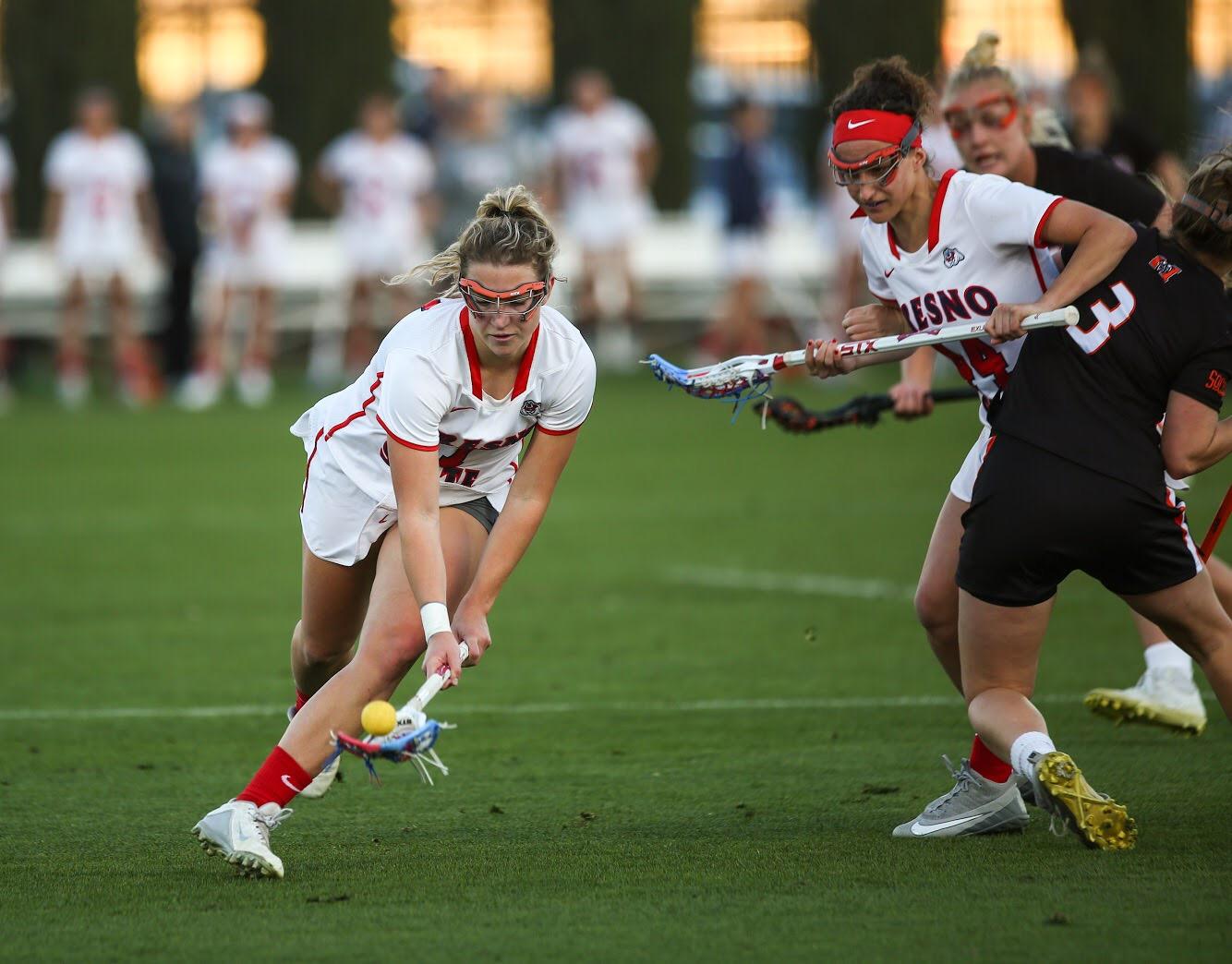 Sophomore Olivia Mannon stretches for a loose ball during Fresno State’s lacrosse game against Mercer University on Feb. 16, 2018 at the Fresno State Soccer and Lacrosse Stadium. (Alejandro Soto/ The Collegian)