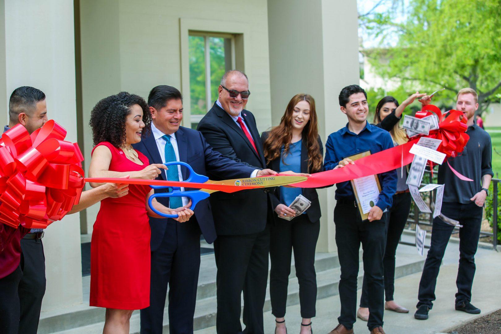 Charah Coleman cuts the ribbon and officially opens Fresno State’s new Money Management Center in the Thomas Building, March 4, 2018. (Benjamin Cruz/ The Collegian)