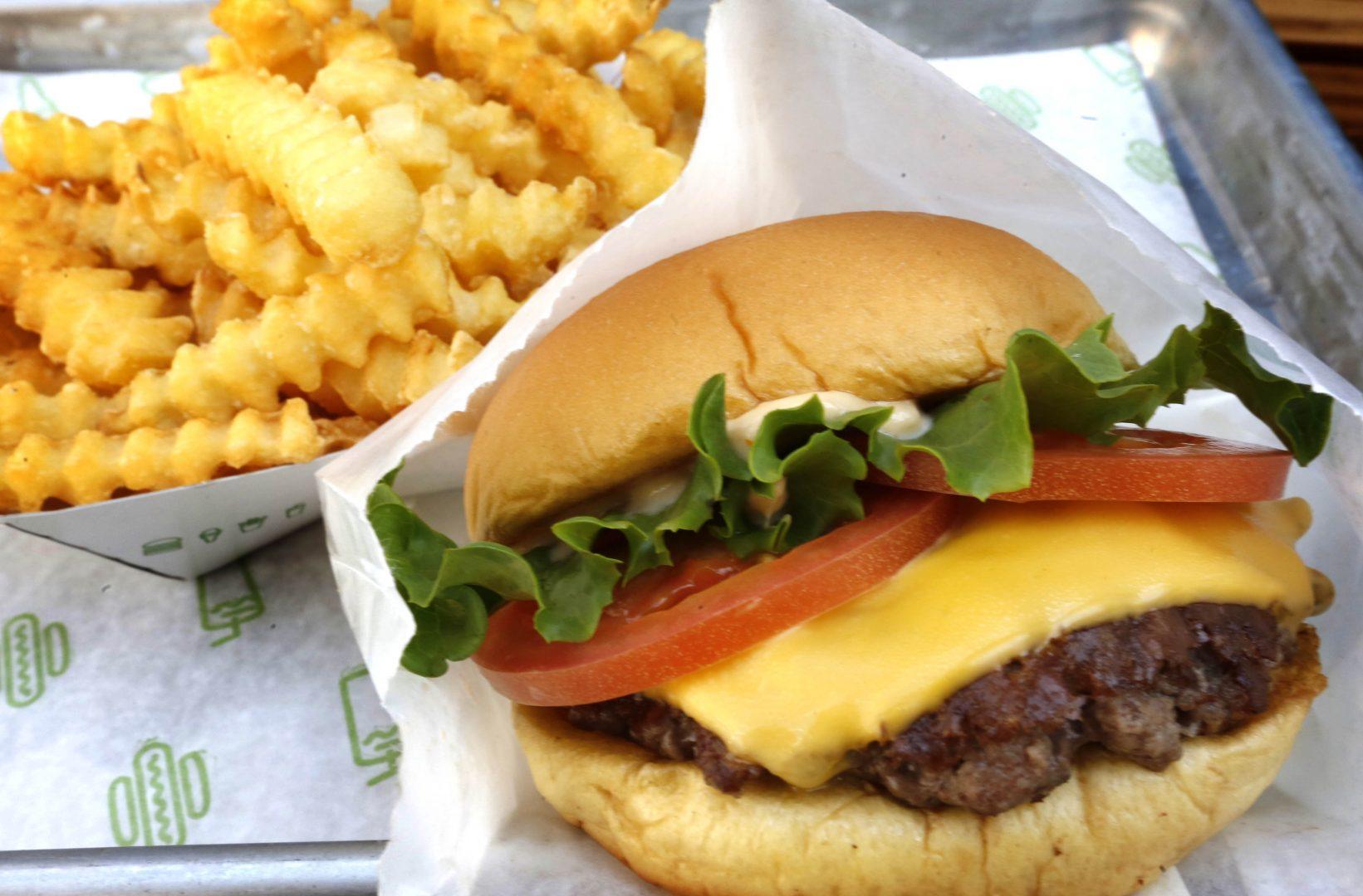 Shake+Shack+was+one+of+only+two+fast-food+burger+chains+to+receive+an+A+in+an+annual+report+card+on+buying+beef+raised+using+antibiotics.+%28Barbara+Davidson%2FLos+Angeles+Times%2FTNS%29