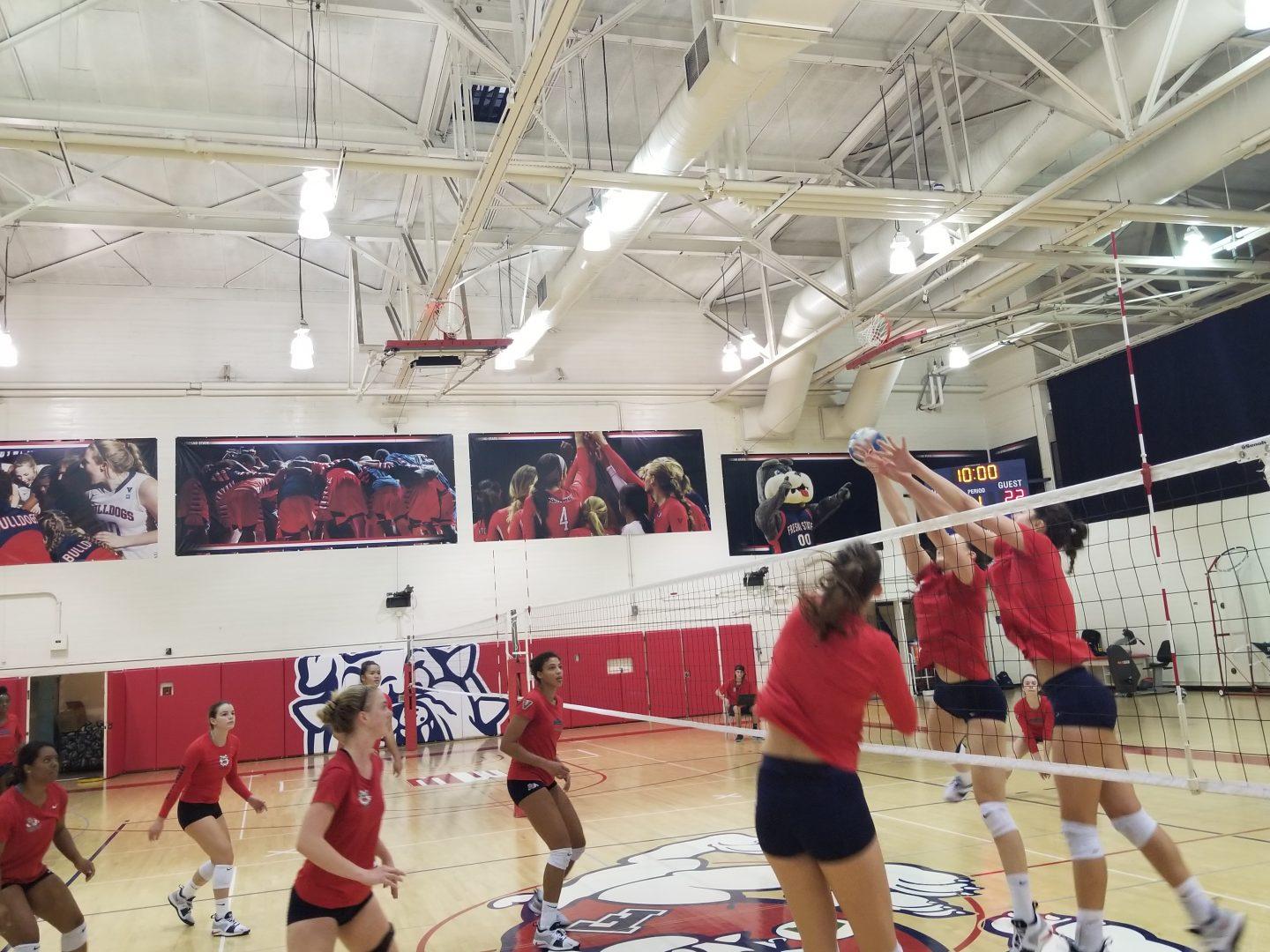 The+Fresno+State+volleyball+practices+their+volleying+and+blocking++in+the+North+Gym+on+Nov.+27%2C+2018+in+preparation+of+the+National+Invitational+Volleyball+Championship+on+Thursday.++%28Michael+Ford%2FThe+Collegian%29
