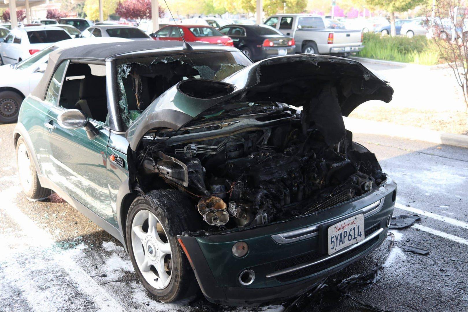A+car+in+the+Fresno+State+parking+lot+P2+caught+fire+Monday+morning.+%28Larry+Valenzuela%2FThe+Collegian%29