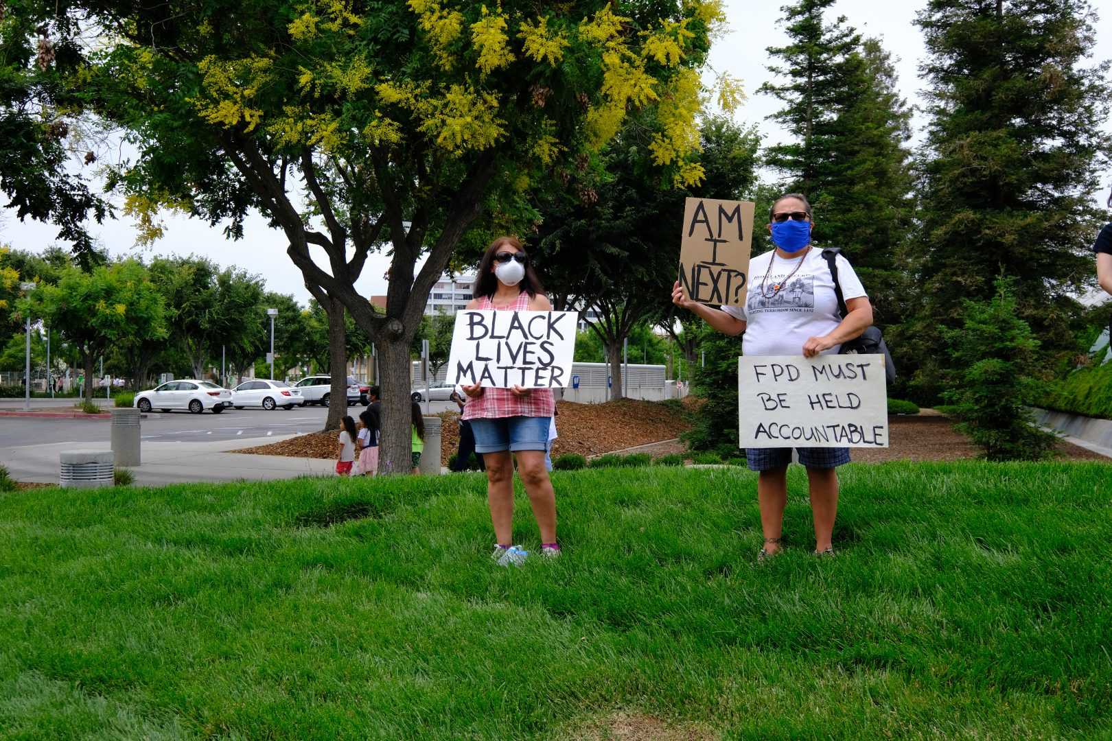 Protestors+in+Fresno+hold+signs+up+alongside+a+march+to+the+Fresno+Police+Department+headquarters+on+Sunday%2C+May+31%2C+2020.+%28Zaeem+Shaikh%2FThe+Collegian%29
