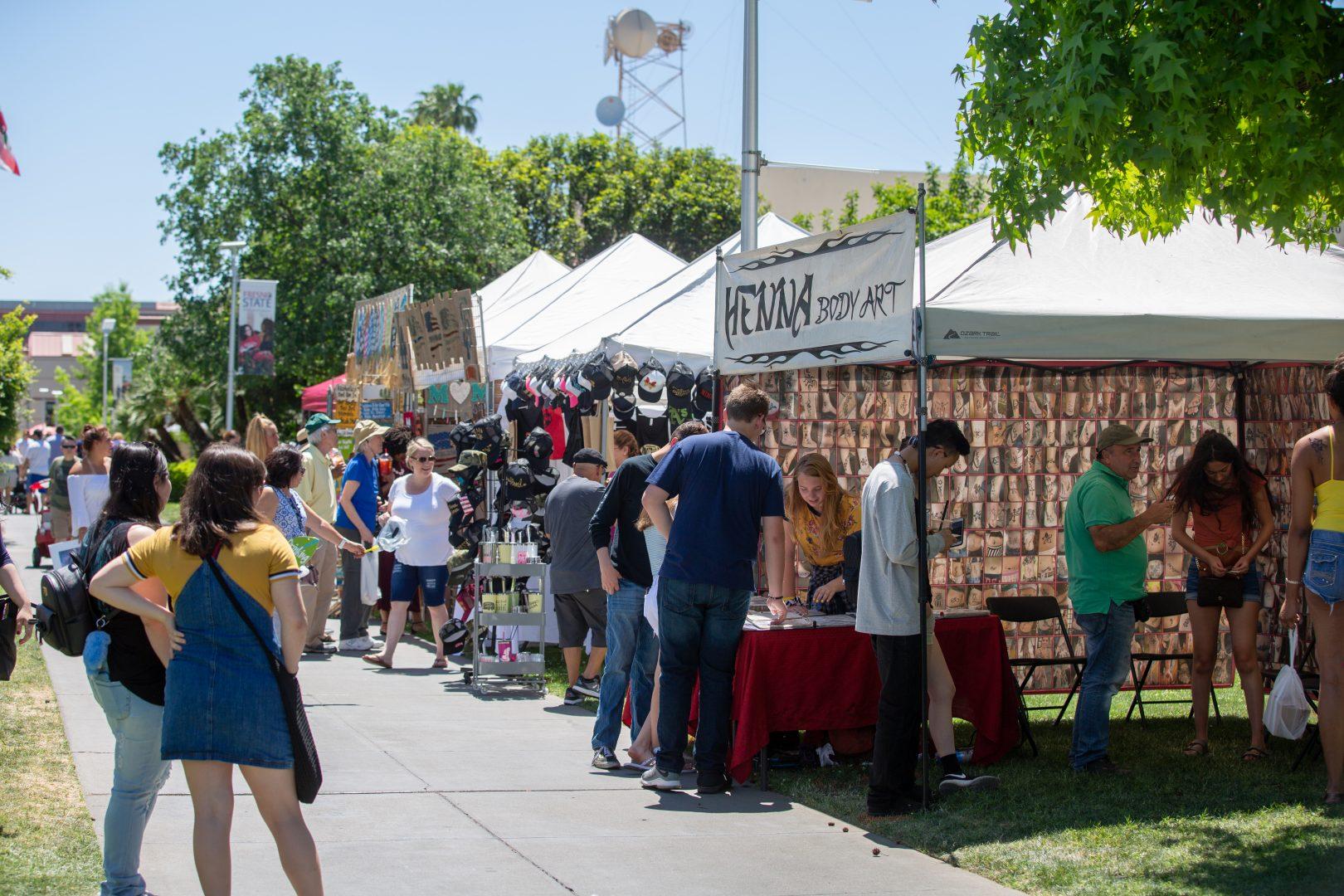 Attendees+visit+the+Crafts+Faire+during+2019s+in-person+Vintage+Days+festival.+%28Jose+Romo+Jr.%2FThe+Collegian%29