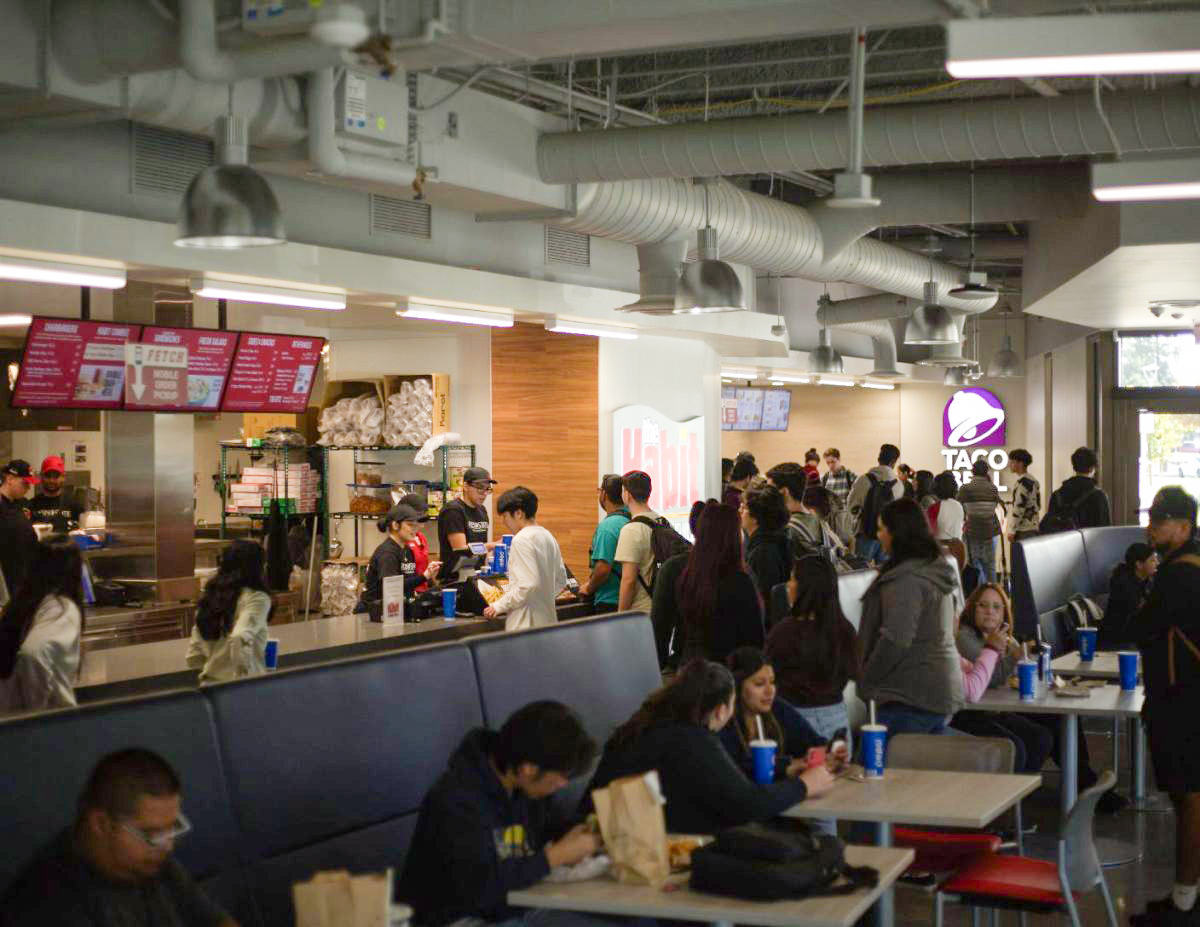 People+stand+in+line+for+food+at+Taco+Bell+and+The+Habit+Burger+Grill+at+the+Resnick+Student+Union.