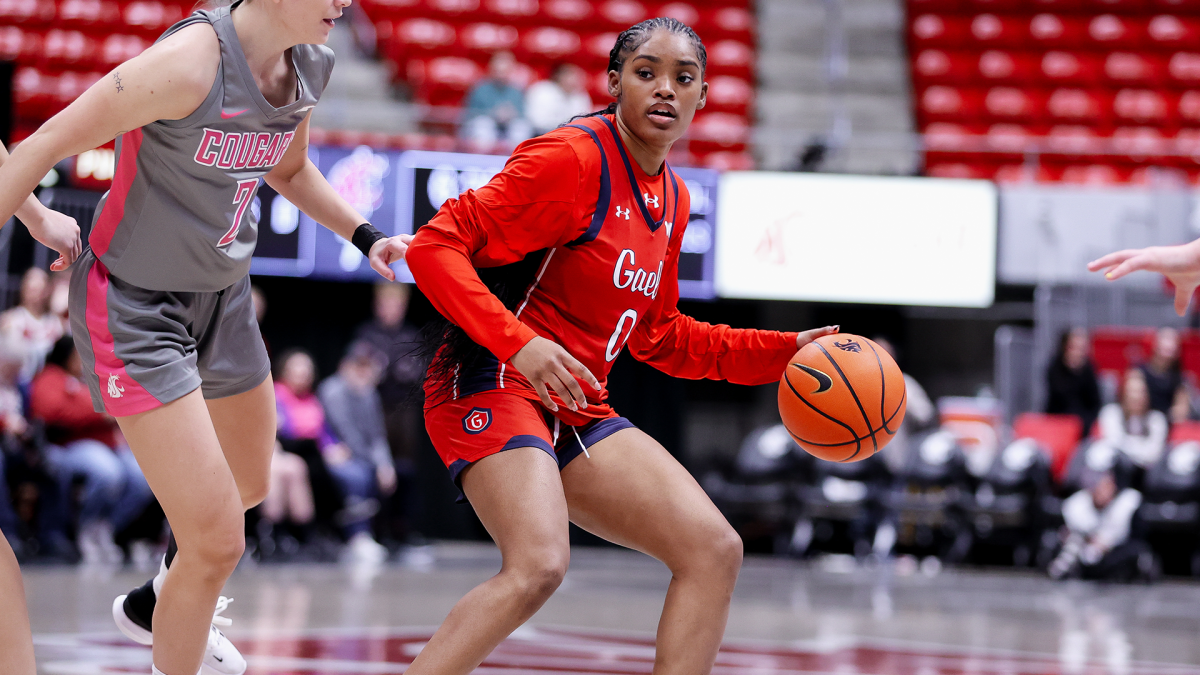 Former Saint Mary's Gaels guard Jada Hunter posts up on a Washington State Cougars defender on Feb. 28 at Beasley Coliseum. Hunter committed to Fresno State on April 15, along with Sacramento State Hornets guard Rubi Gray.